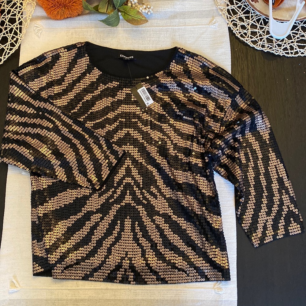 Sequin half sleeve Express Shirt. Color black and gold. Size small